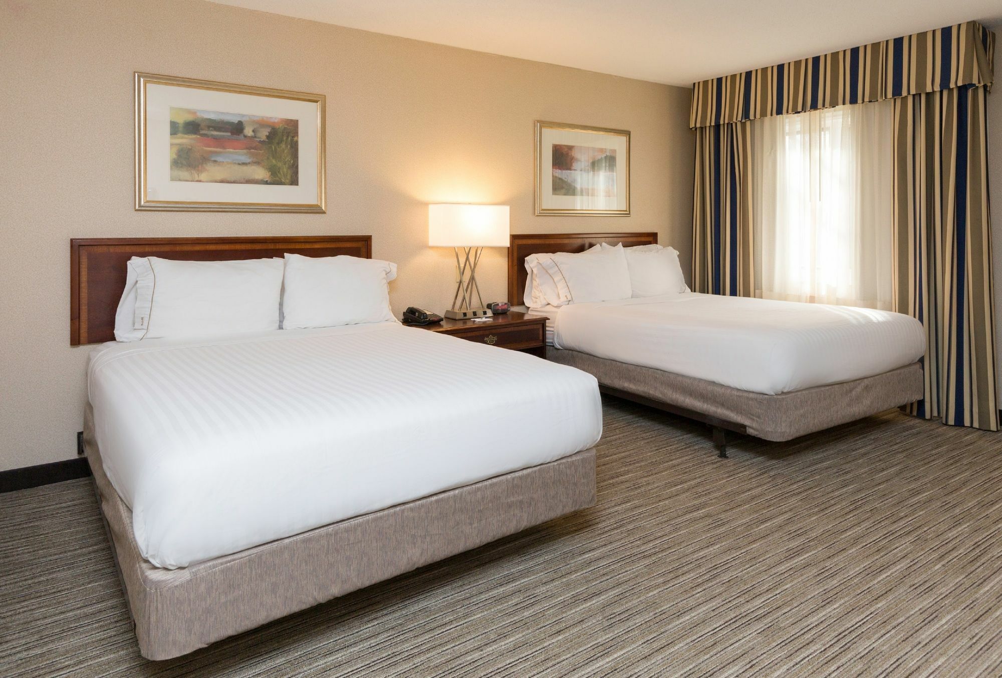 Holiday Inn Express Des Moines-At Drake University, An Ihg Hotel Экстерьер фото