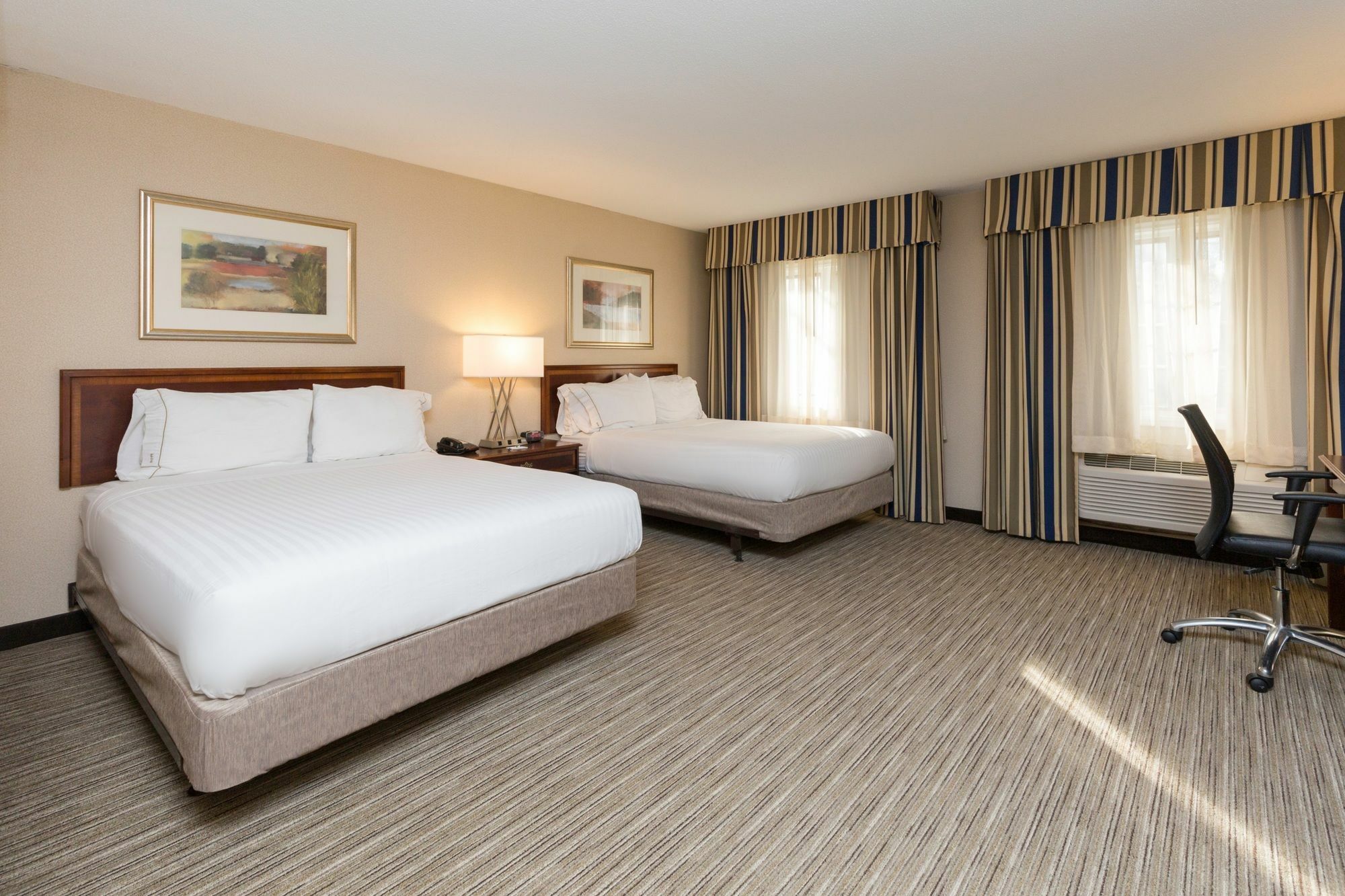 Holiday Inn Express Des Moines-At Drake University, An Ihg Hotel Экстерьер фото