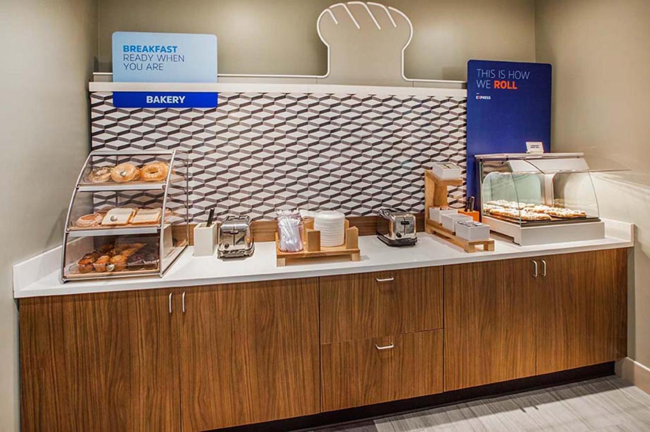 Holiday Inn Express Des Moines-At Drake University, An Ihg Hotel Экстерьер фото