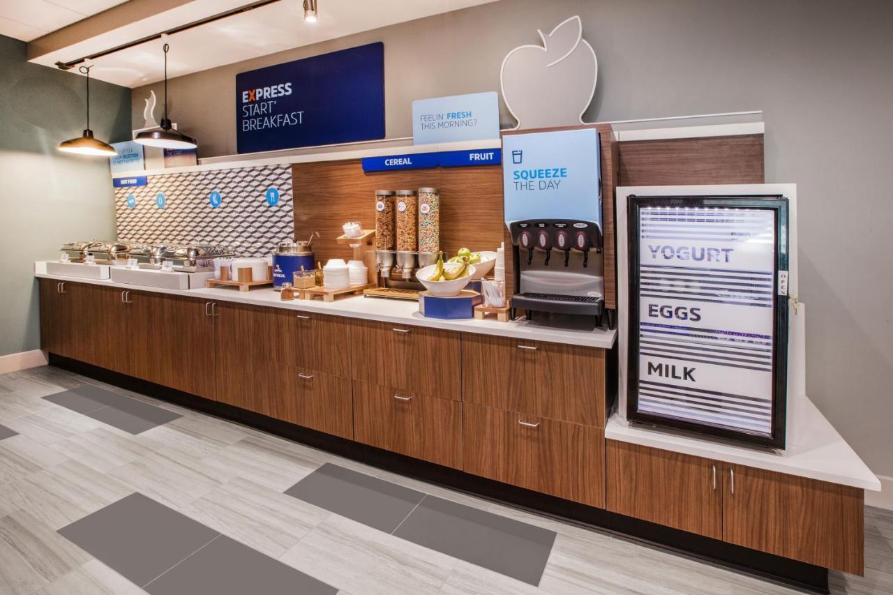 Holiday Inn Express Des Moines-At Drake University, An Ihg Hotel Экстерьер фото